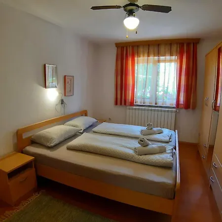 House Mira Nyaraló *